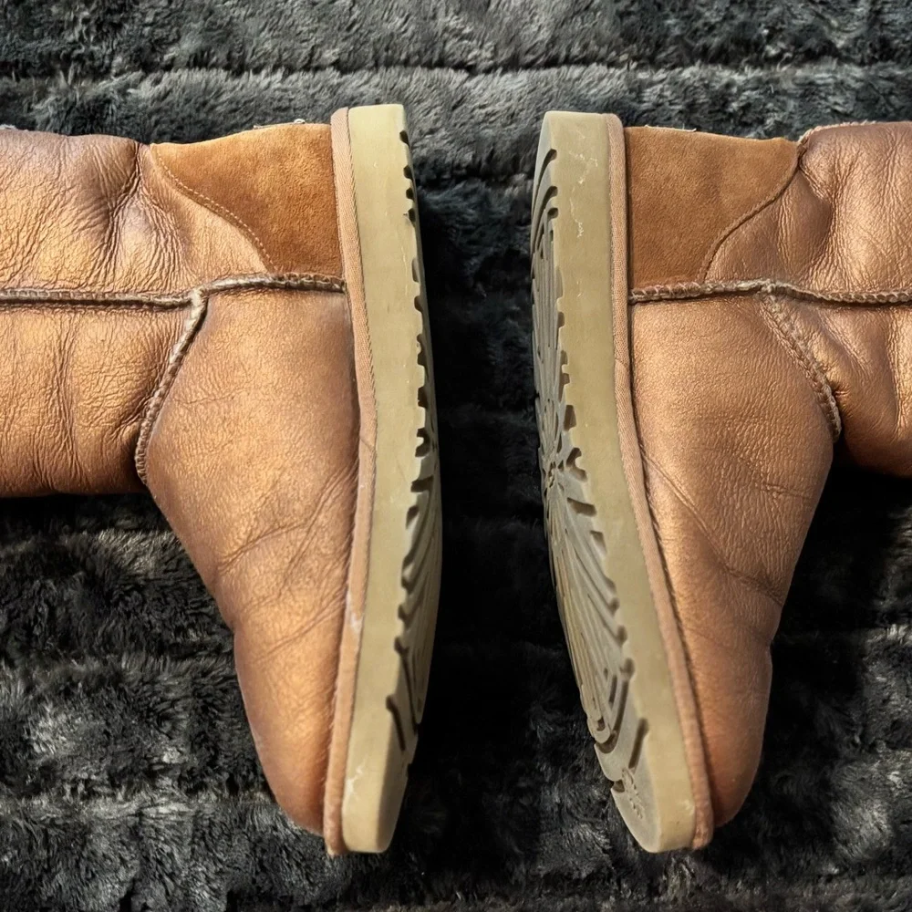 Ugg Classic Short in Metallic Bronze - Picture 3 of 6